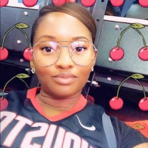 Meet your Posher, Simone